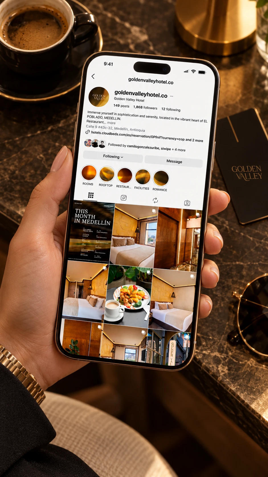 Perfil de Instagram de Golden Valley Hotel en un celular