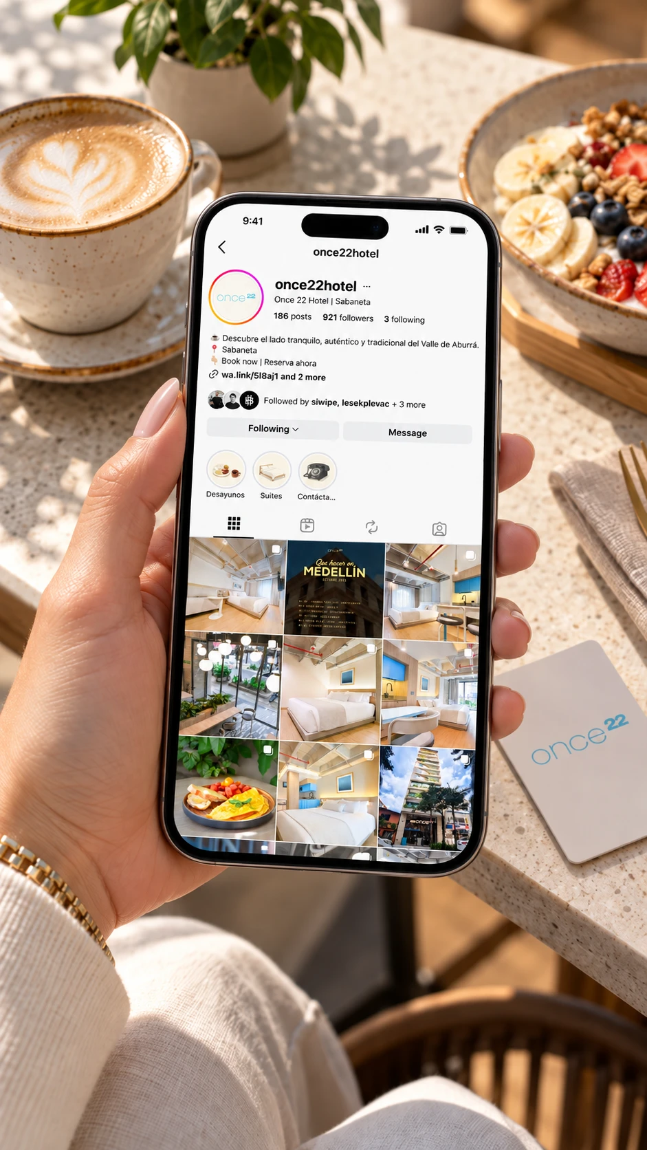Perfil de Instagram de Once 22 Hotel en un celular