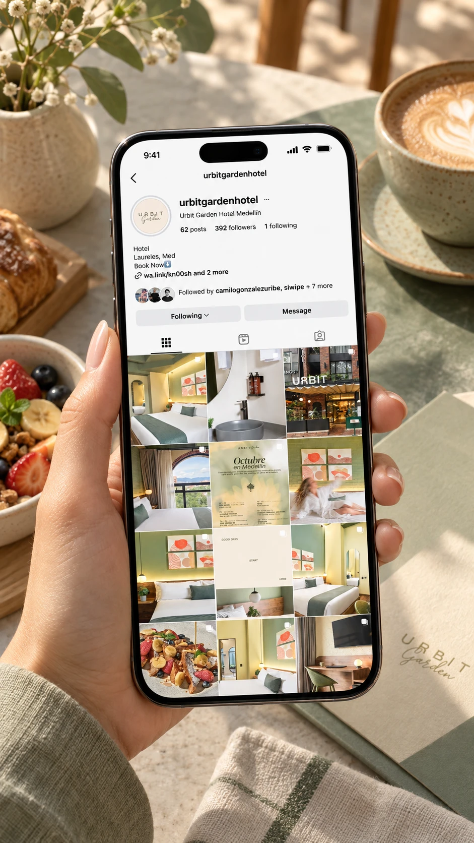Perfil de Instagram de Urbit Garden Hotel en un celular