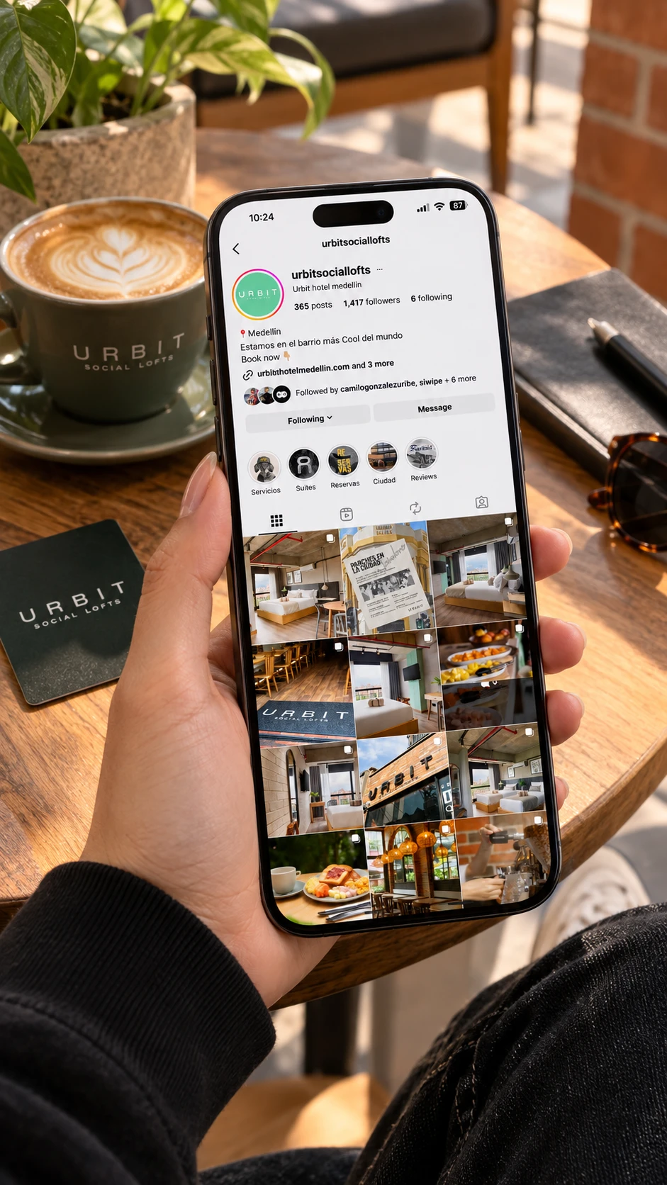 Perfil de Instagram de Urbit Social Lofts en un celular