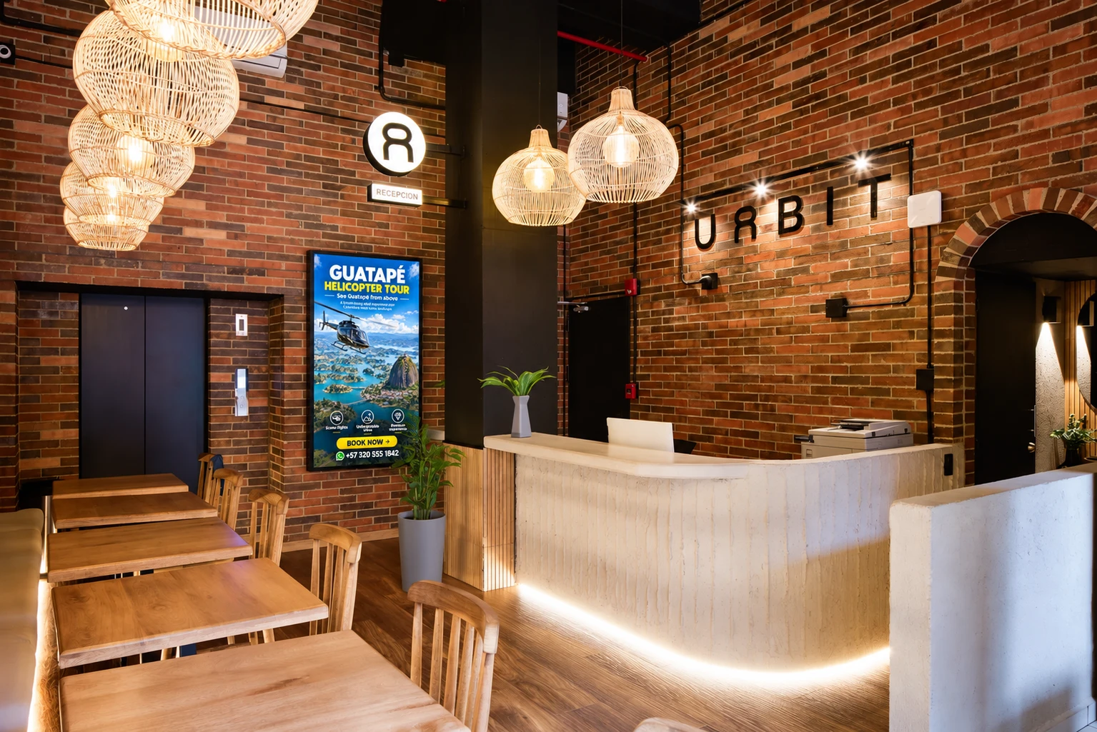 Pantalla publicitaria en el lobby de Urbit Social Lofts, Laureles