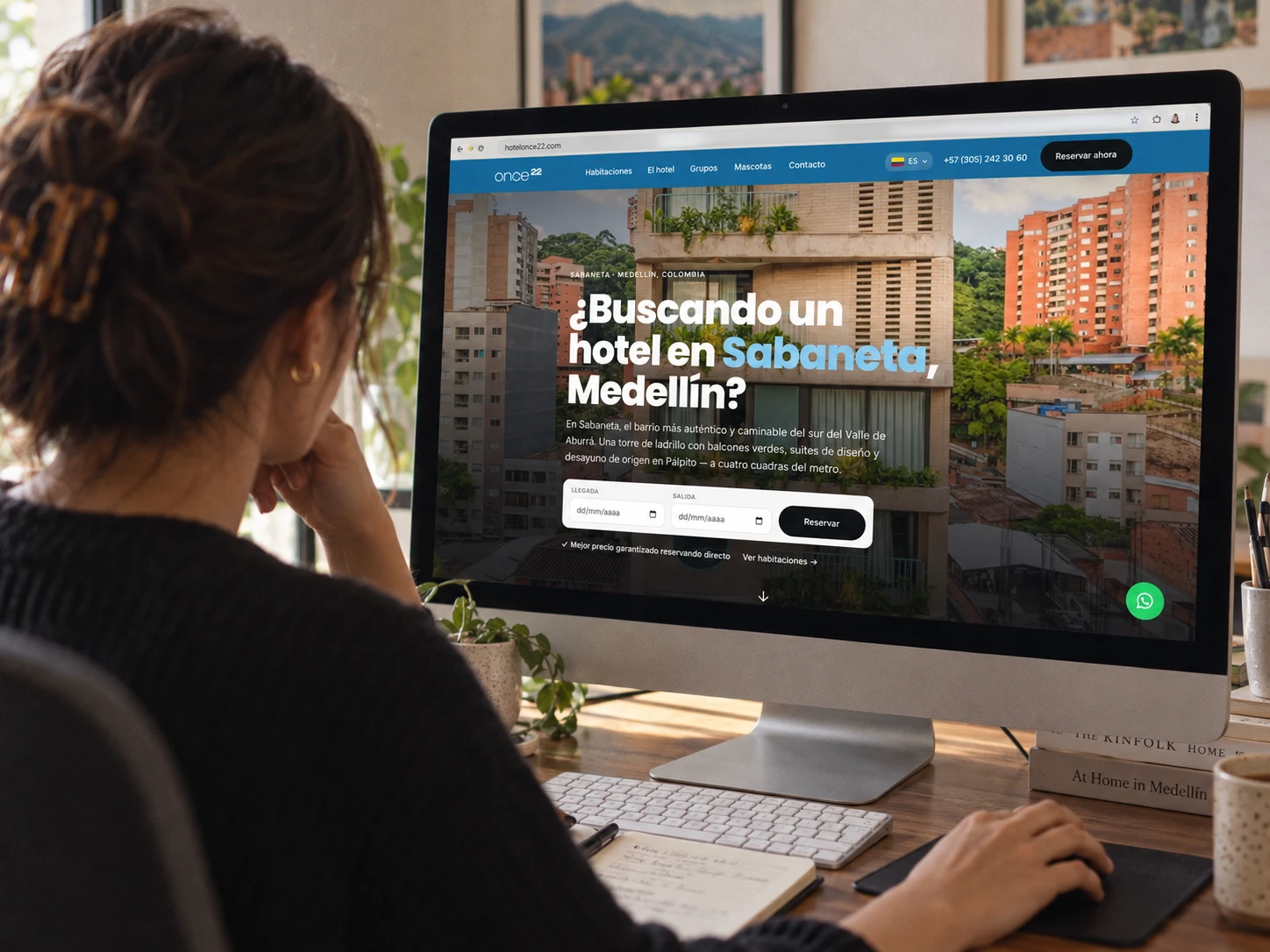 Persona revisando en su computador la web del hotel Once 22 hecha por Propaganda